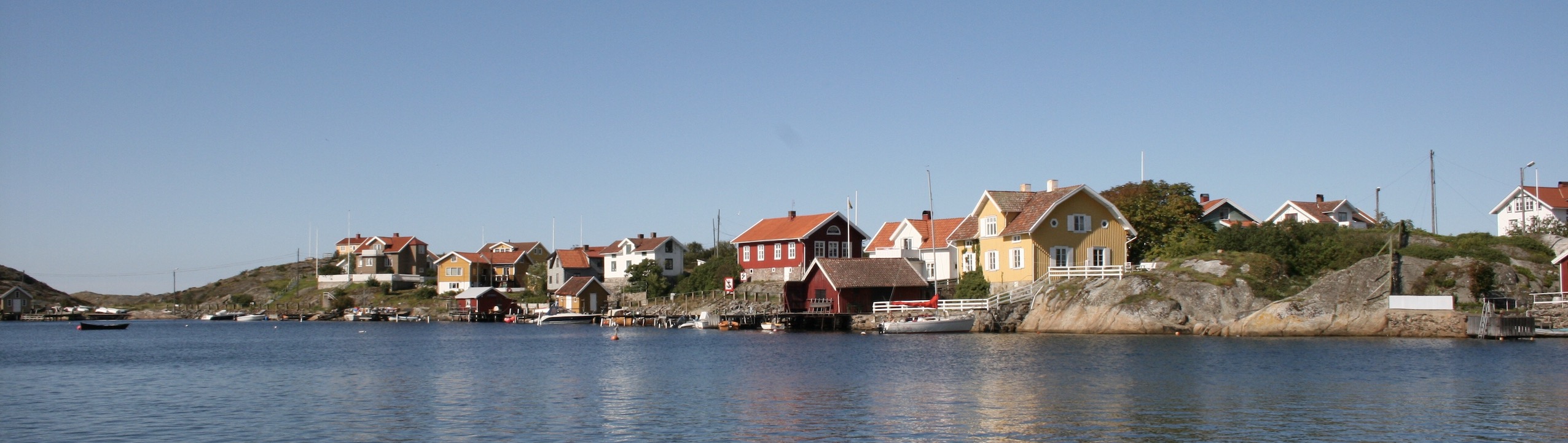 Schwedische Küstenstadt mit Segelschiffen